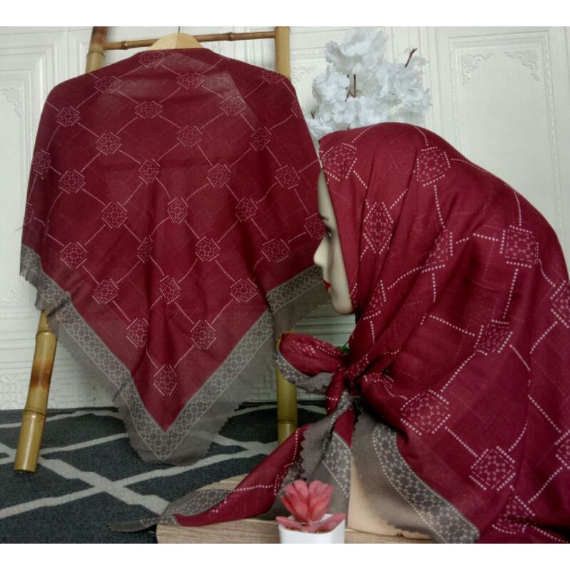 hijab voal premium terlaris motif kotak kotak maroon