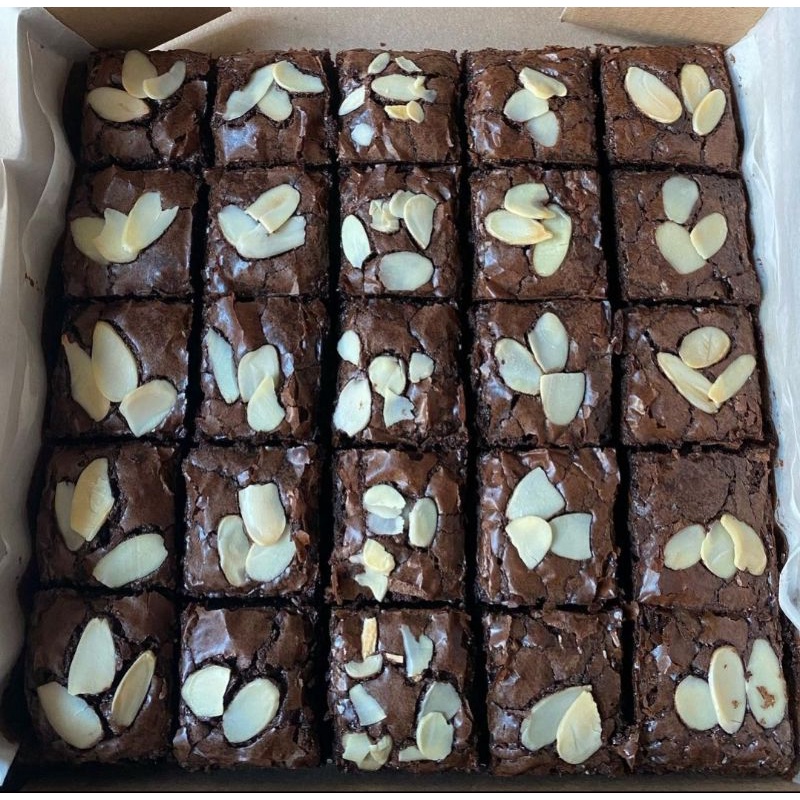 

Brownies coklat kacang almond fudgy brownies brownies panggang coklat brownies topping almond