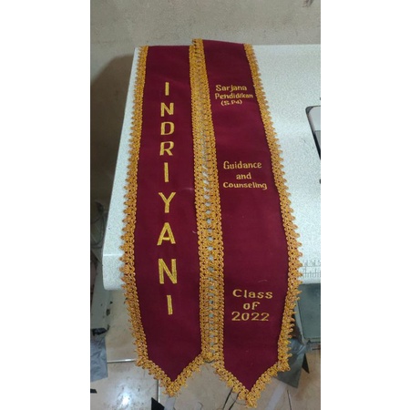 Selempang Wisuda Leher Bludru Custom List Renda