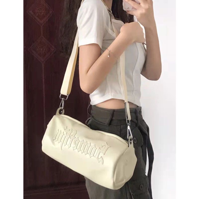 Sera Niche Gothic Huruf Stiker Bordir Kasual Warna Solid Messenger Tas Silinder Wanita 2022 Baru Satu Bahu Messenger Tas Pasang