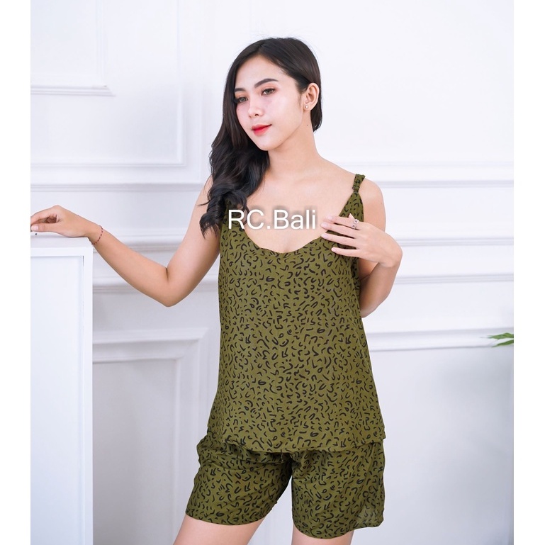 Setelan Pendek Tali Gesper