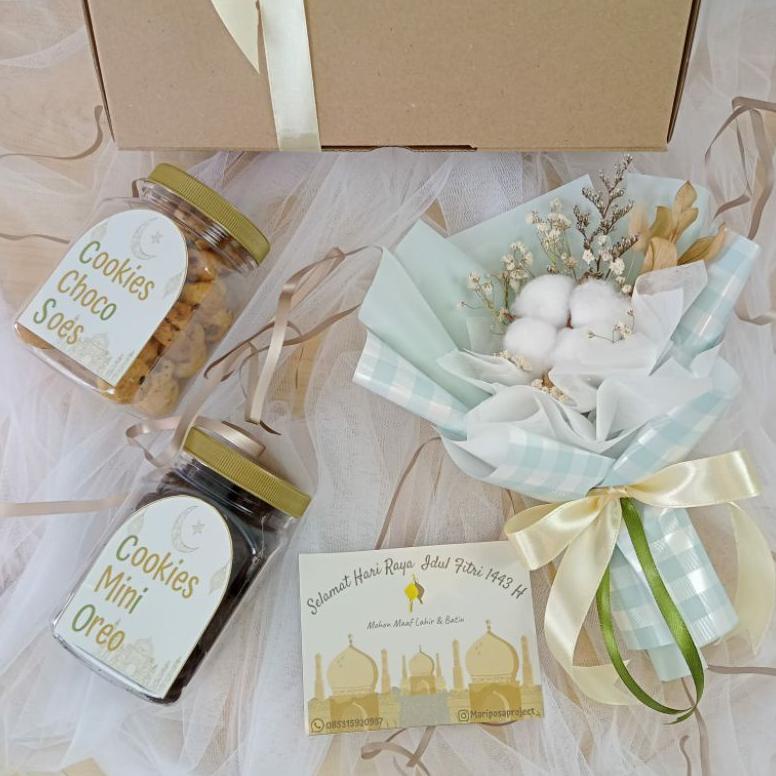

Hampers Gift Box Ramadhan Hari Raya with Buket Bunga Dried Flower Cookies Premium