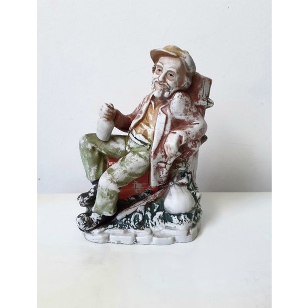 Patung porselen kakek tua antik