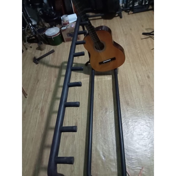 olshop Banjarmasin -stand gitar original dluxe isi 9 kondisi bekas sangat baik