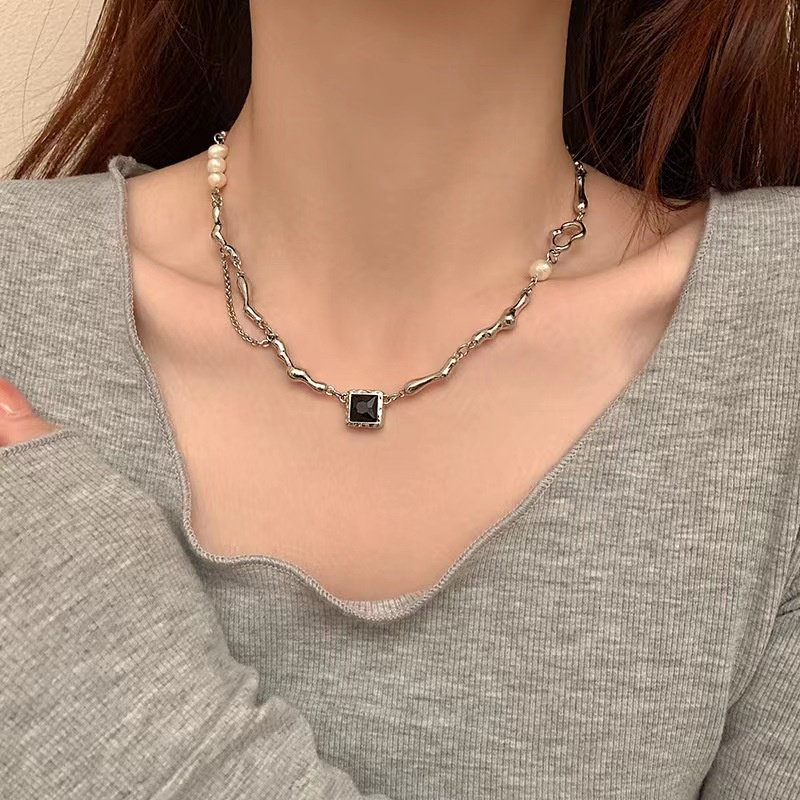 Kalung Choker Liontin Barotte Bentuk Persegi Hias Zirconia Hitam Gaya Vintage Untuk Wanita