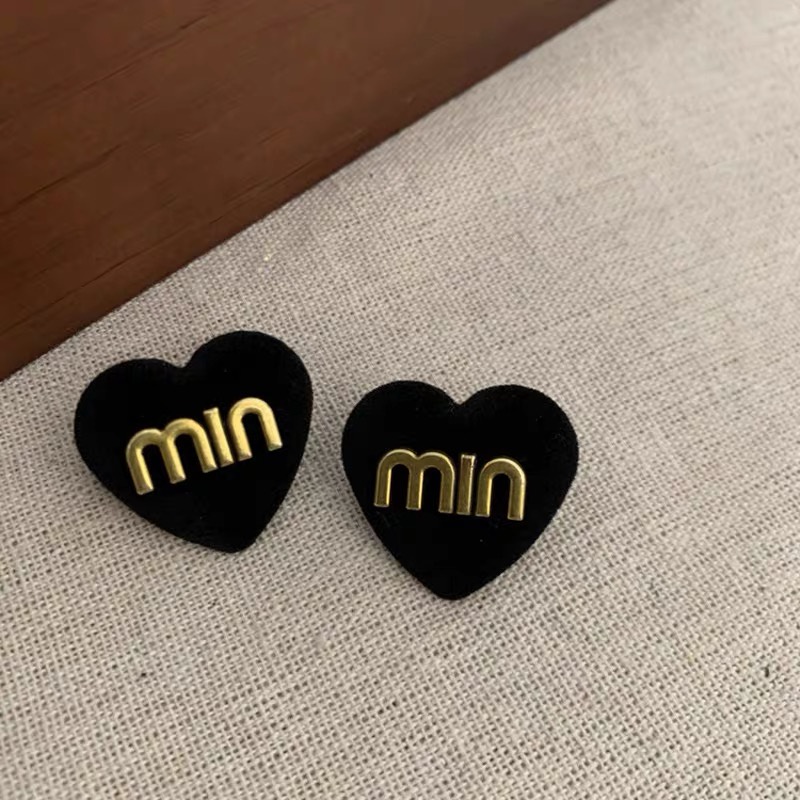Anting Bentuk Hati Bahan Velvet Warna Hitam Gaya Retro Untuk Wanita