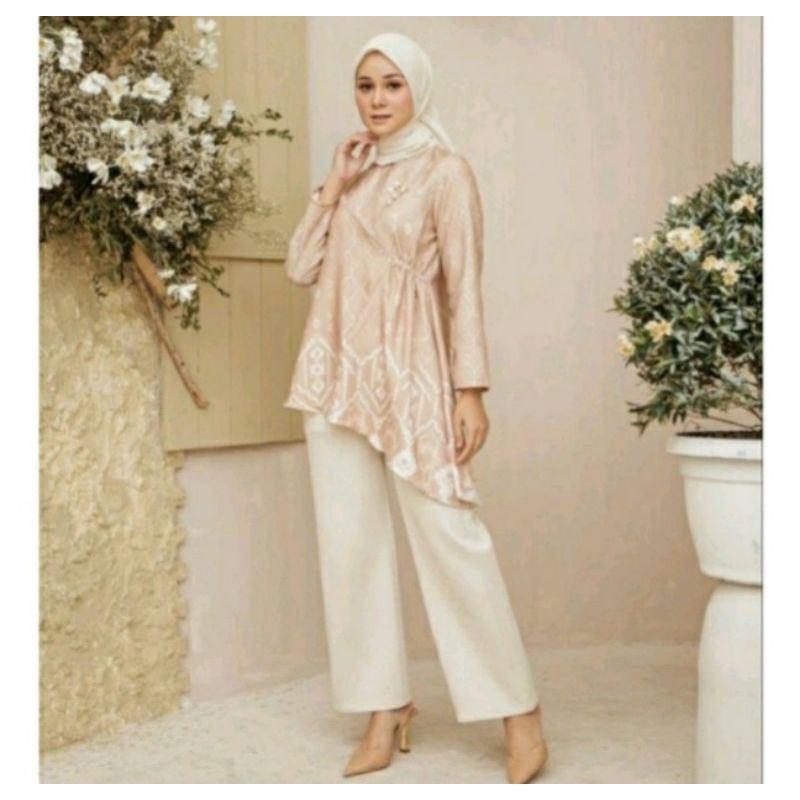 Preloved kiana blouse size M by wearing klamby