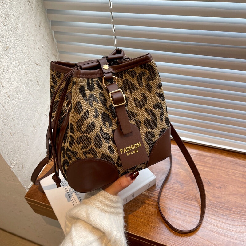 8399 Tas sling bag  wanita import bahan PU Leather berkualitas harga grosir bisa cod menerima resell