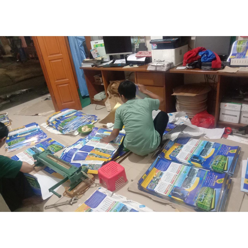 

kalender 46 cm x 64 cm isi 4 lembar