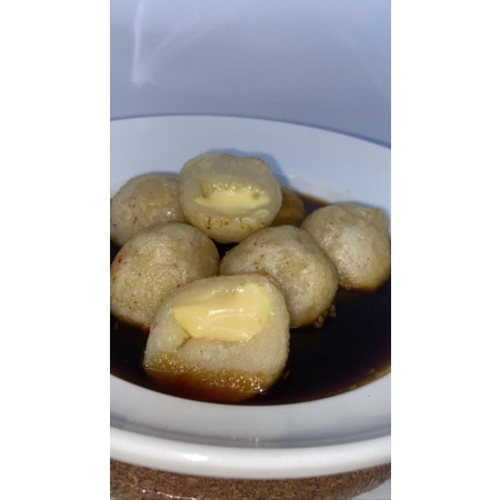 

Pempek keju sudah digoreng