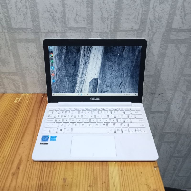 Notebook Asus Vivobook E203MAH/NAH, Intel Celeron, Ram4gb/Hdd500gb, #Model Slim