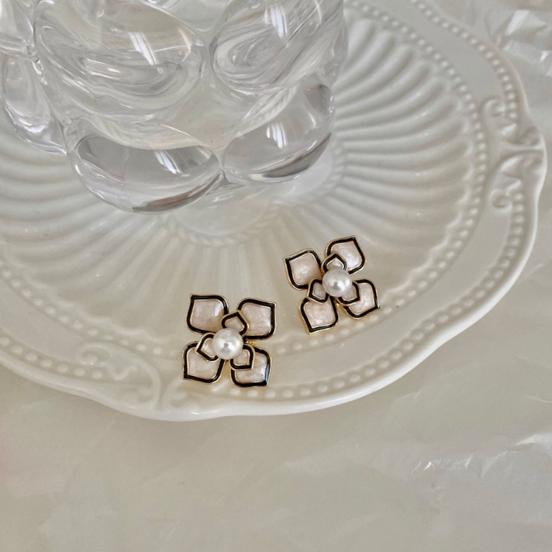 Anting Stud Desain Bunga Kamelia Aksen Mutiara Bahan S925 Silver Gaya Retro