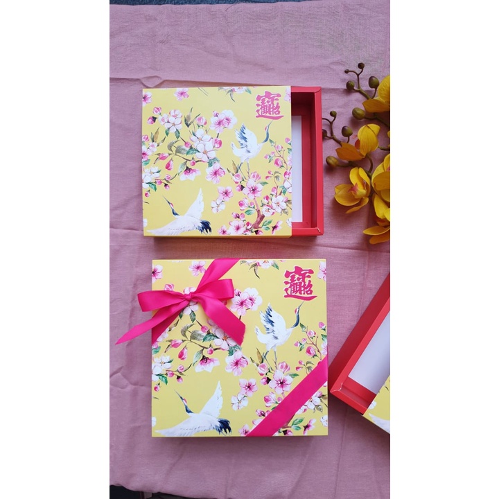 

BOX PREMIUM HAMPERS / KOTAK KUE CNY / IMLEK 25x15x7 KUNING