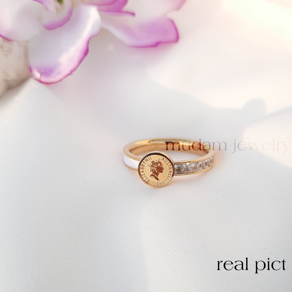 Cincin Model Koin Vintage Queen Diamonds Strip Putih Tersedia Warna Gold