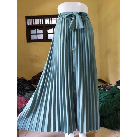 ROK PLISKET MOTIF KANCING EXCLUSIVE  PLEATED SKIRT MOTIF KANCING BAHAN PREMIUM KOSHIBO CREPE KOREAN CREPE TEBAL