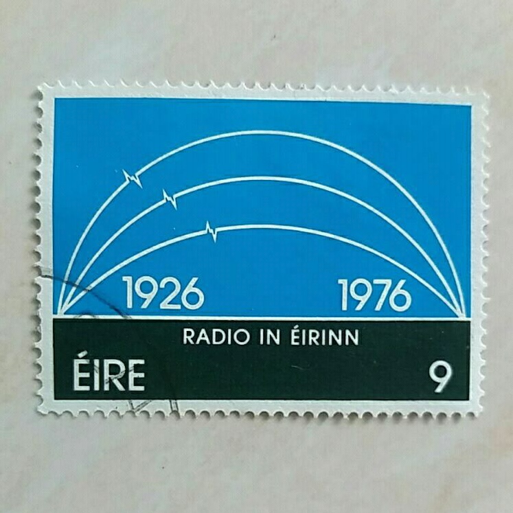 

(AD) Perangko Irlandia 1976 50th Anniv. of Irish Broadcasting Service - Radio in Eirinn 1926-1976 9p Used