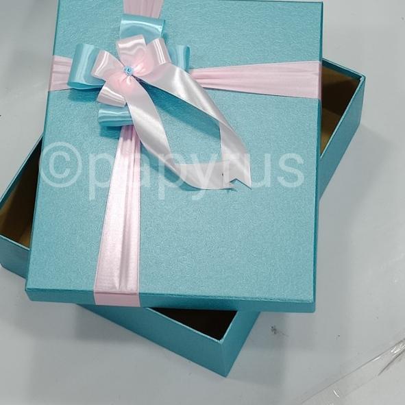 

Papyrus 25x30cm Tinggi 10cm Kotak Kado Gift Box