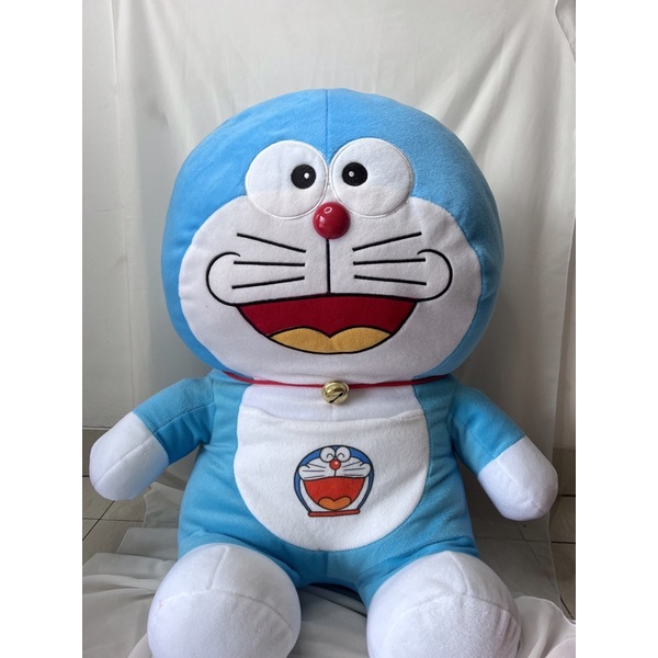 Boneka doraemon besar