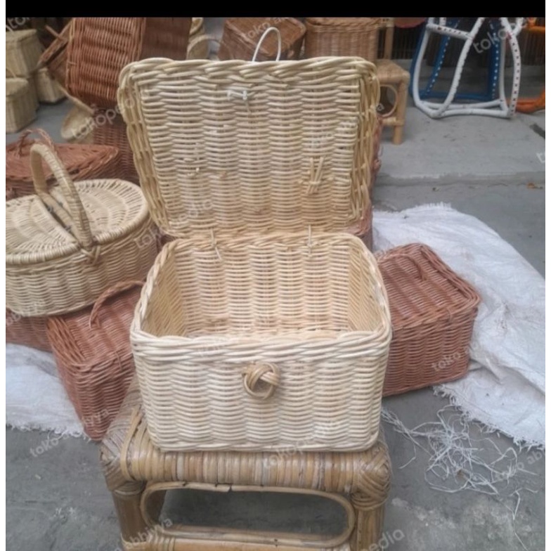 

Keranjang Rotan Hampers Rotan Koper Mini 20cm x 18cm x 13cm