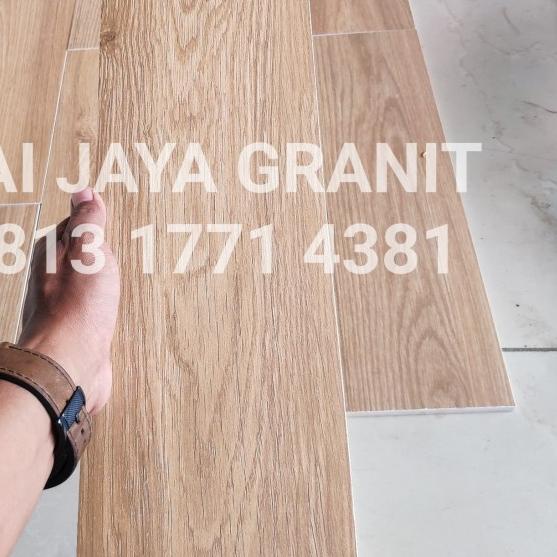 Granit Motif Kayu dQuercia Pine 15x50 by Roman KW Economy