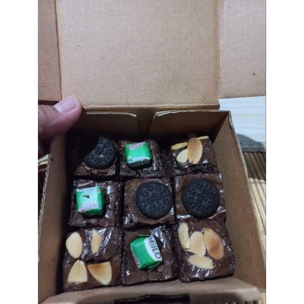 

Ririn Brownies Happy - Brownies Coklat Topping Suka-suka Ukuran 10x10