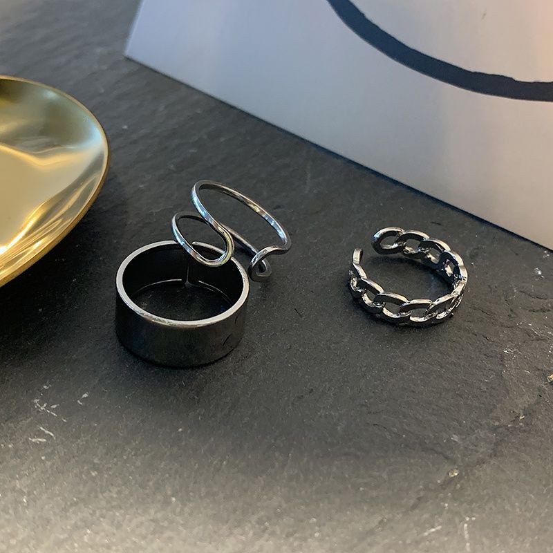 Cincin Itu Memakai Desain Penuh Gaya Hanya Untuk Wanita.