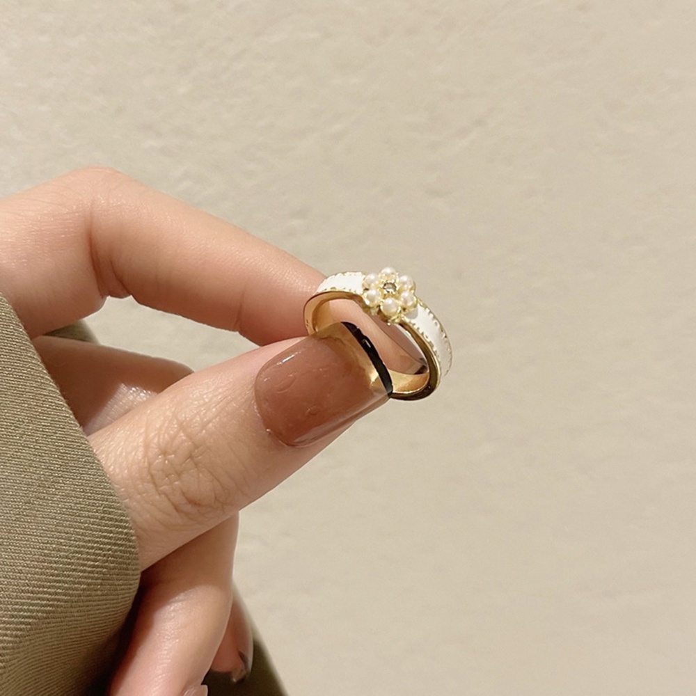 Cincin Bahan Titanium Steel Lapis Emas Desain Bunga Hias Zircon Putih Gaya Korea Untuk Wanita