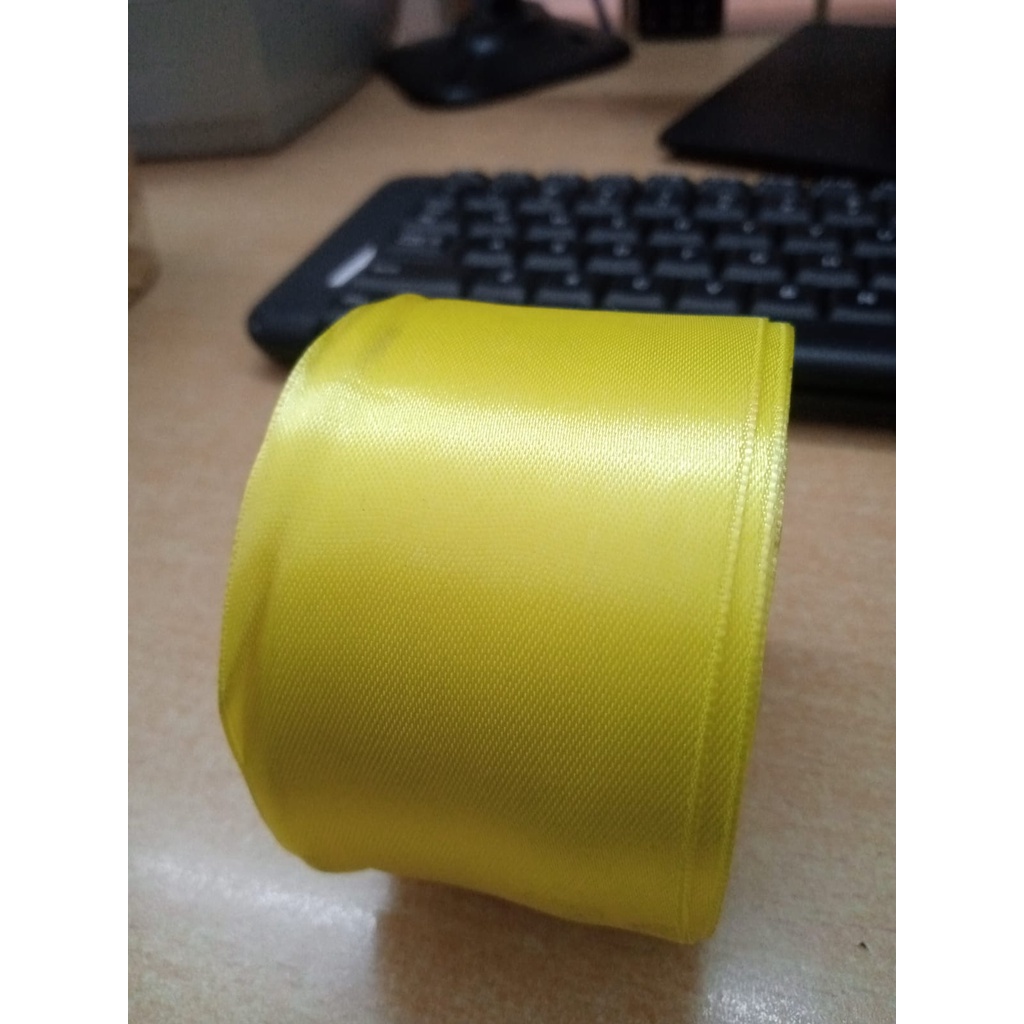 

Pita Satin Kuning Muda Ukuran 2 inch/5 cm Per Roll