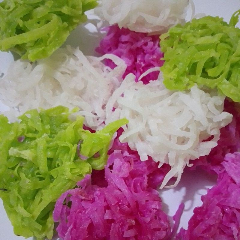 

1 kg ampyang manisan kering kelapa muda arum rasa manis gurih renyah