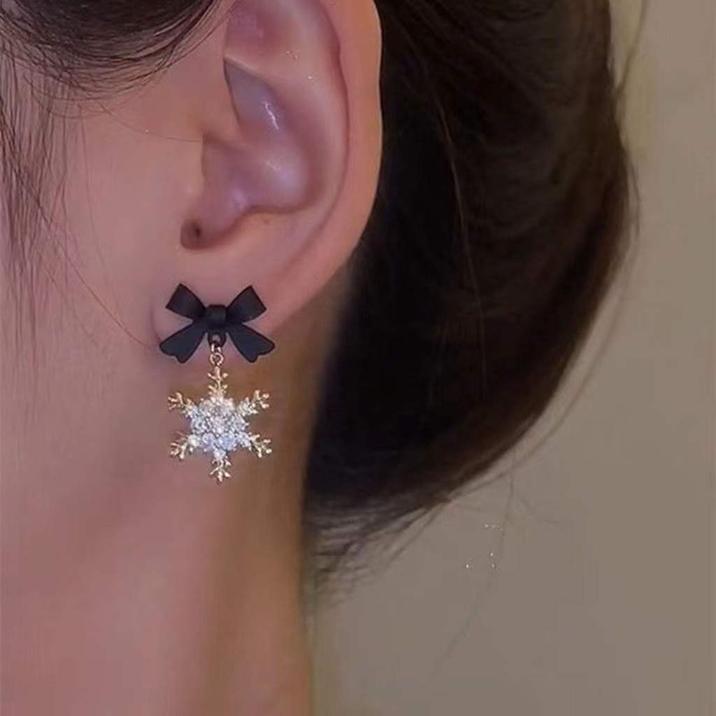 Anting Stud Desain Pita Snowflake Aksen Kristal Zircon Warna Hitam Merah Gaya Korea Untuk Wanita