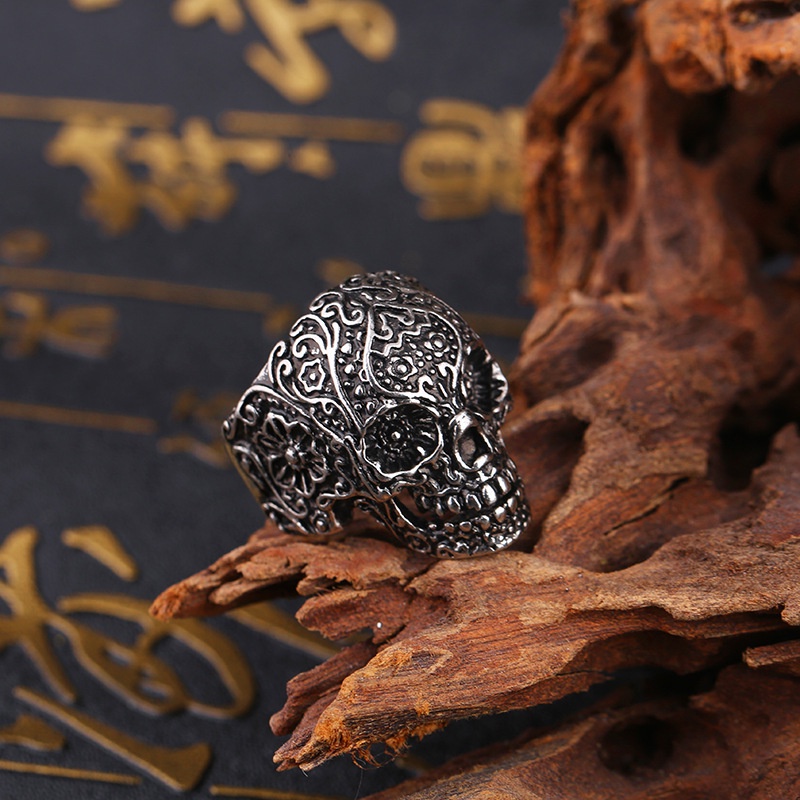 Cincin Bahan alloy Bentuk Tengkorak Gaya retro punk Eropa Amerika Untuk Pria