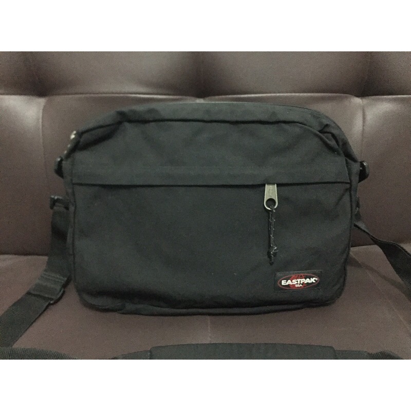 tas selempang eastpak