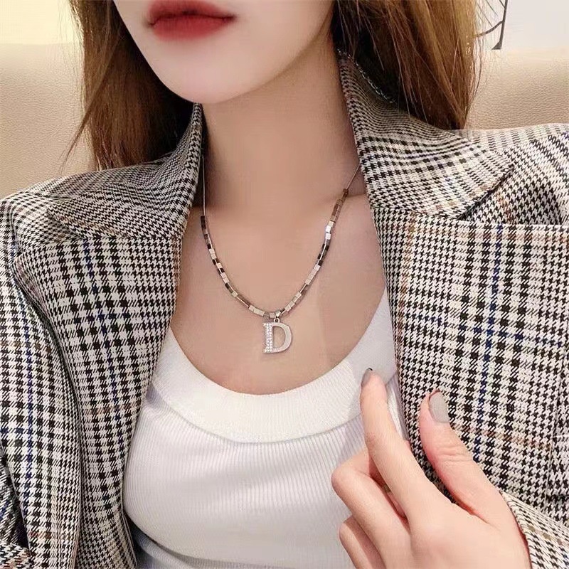 Kalung Rantai Liontin Huruf D Bahan Alloy Warna Silver Hias Berlian Imitasi Untuk Wanita