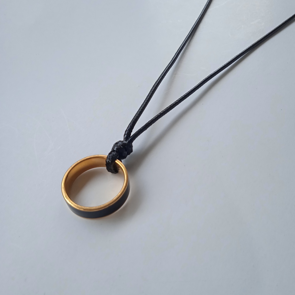 Kalung tali hitam liontin cincin titanium bisa diukir nama sendiri