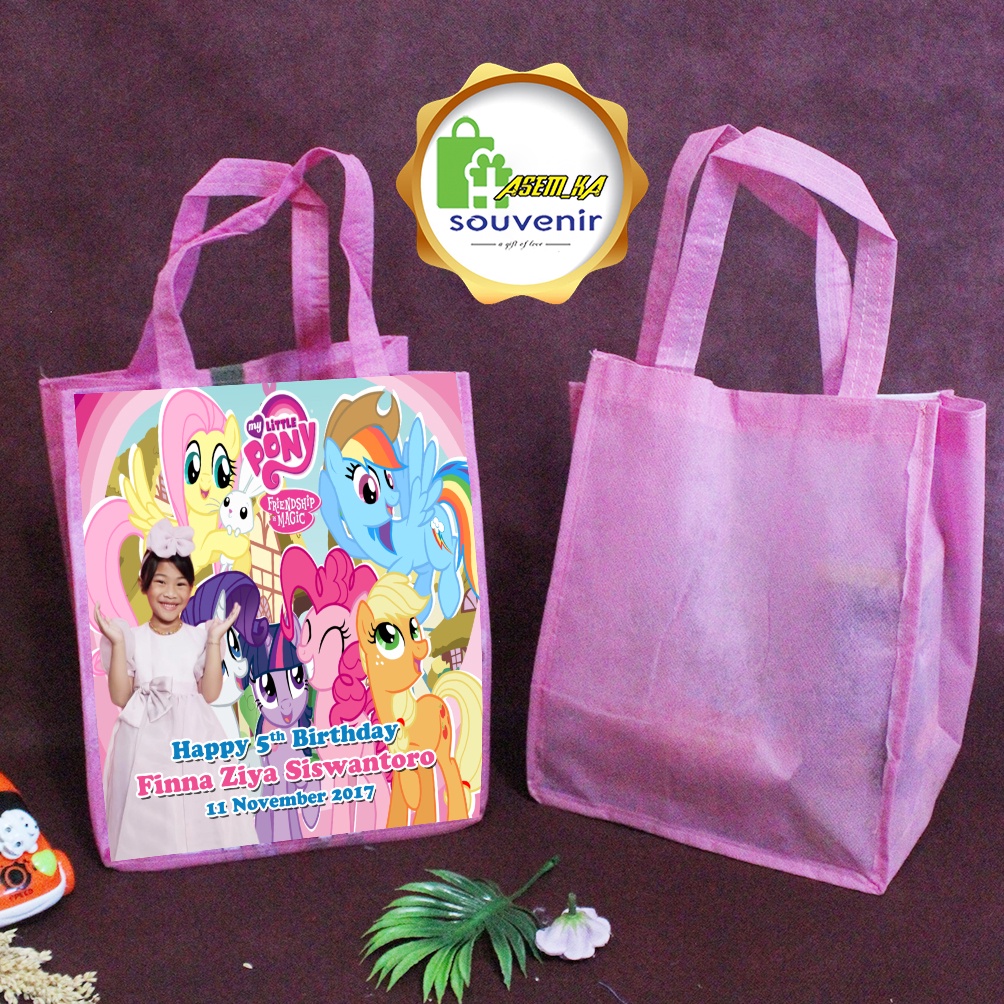 

GOODIE BAG CUSTOM TEBAL 75 GSM UK 23x23x30 (PxLxT)