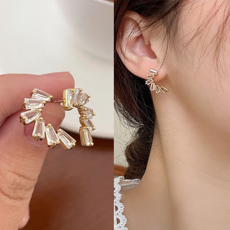 Anting Berlian Imitasi Gaya Unik