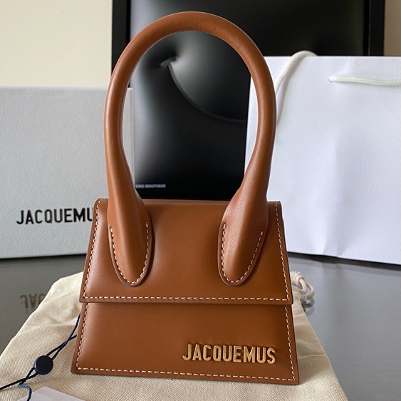 The new JACQUEMUS shoulder bag is a messenger mini bag