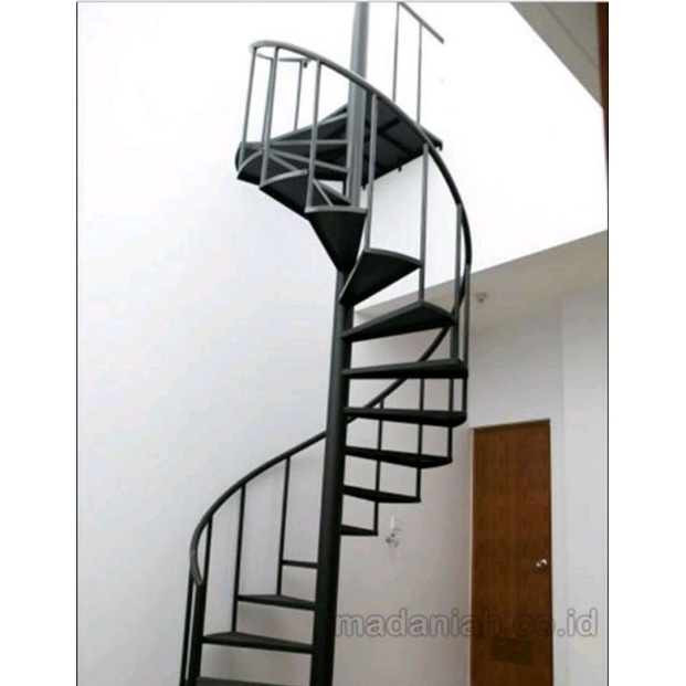 tangga putar minimalis pijakan bordes