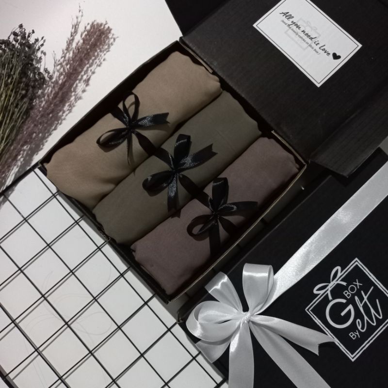 HAMPERS CEWEK HAMPER HIJAB SEGI EMPAT PREMIUM GIFT BOX CEWEK KADO WISUDA ULANG TAHUN
