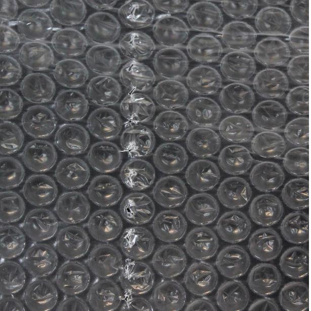 

Bubble Wrap Hitam Roll 60 cm x 50 m