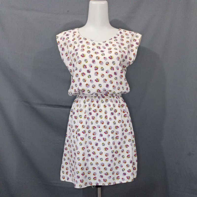 DCM01 dress cream motif cupcakes pinggang karet tanpa lengan