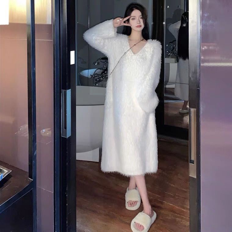 Malas angin lembut putih V-neck over-the-knee sweater dress wanita musim gugur dan musim dingin baru 2022 cerpelai bulu bulu gaun panjang wanita