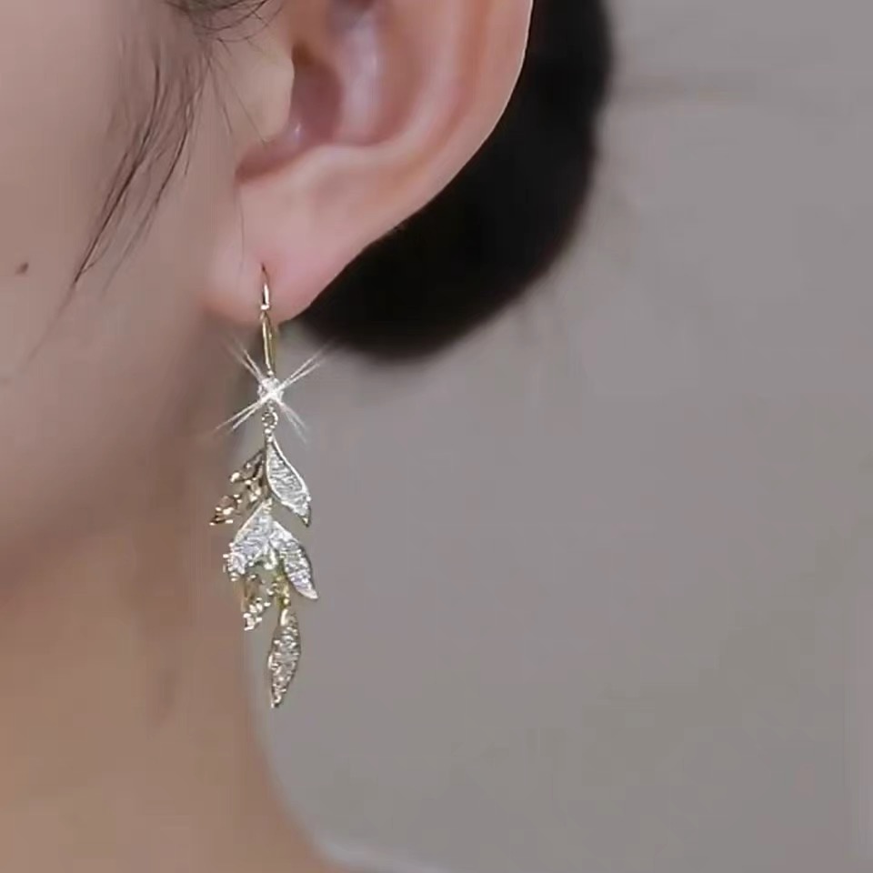 Anting 925 Silver Needle Model Daun Rumbai Aksen Berlian Gaya Korea Untuk Wanita