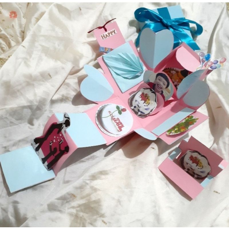 

KADO BIRTHDAY EXPLOSION EXPLODING GIFT BOX FOTO Ready Stock UNTUK PACAR SAHABAT TEMAN CEWEK CEWE PEREMPUAN COUPLE AESTHETIC HADIAH ULTAH ULANG TAHUN ISTRI PERNIKAHAN WANITA COWOK ANAK REMAJA SPECIAL UNIK ROMANTIS MURAH PREMIUM ELEGANT SPESIAL