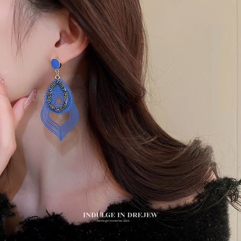 Anting Tusuk Gantung Silver Desain Ukiran Hollow Hias Berlian Gaya Eropa / Amerika / Retro / Mewah Untuk Wanita