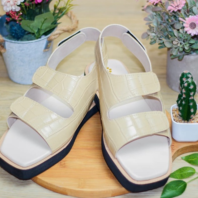 SANDAL WANITA LACREESA CREAM BIG SIZE 41 42 43 44 45 PAWPAW