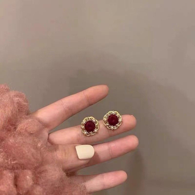 Anting Tusuk Gantung Bahan Velvet Hias Mutiara Warna Burgundy Gaya Perancisretroelegan Untuk Wanita