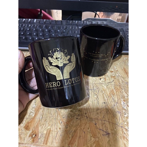 GELAS MUG HITAM KERAMIK CETAK SABLON LOGO CUSTOM