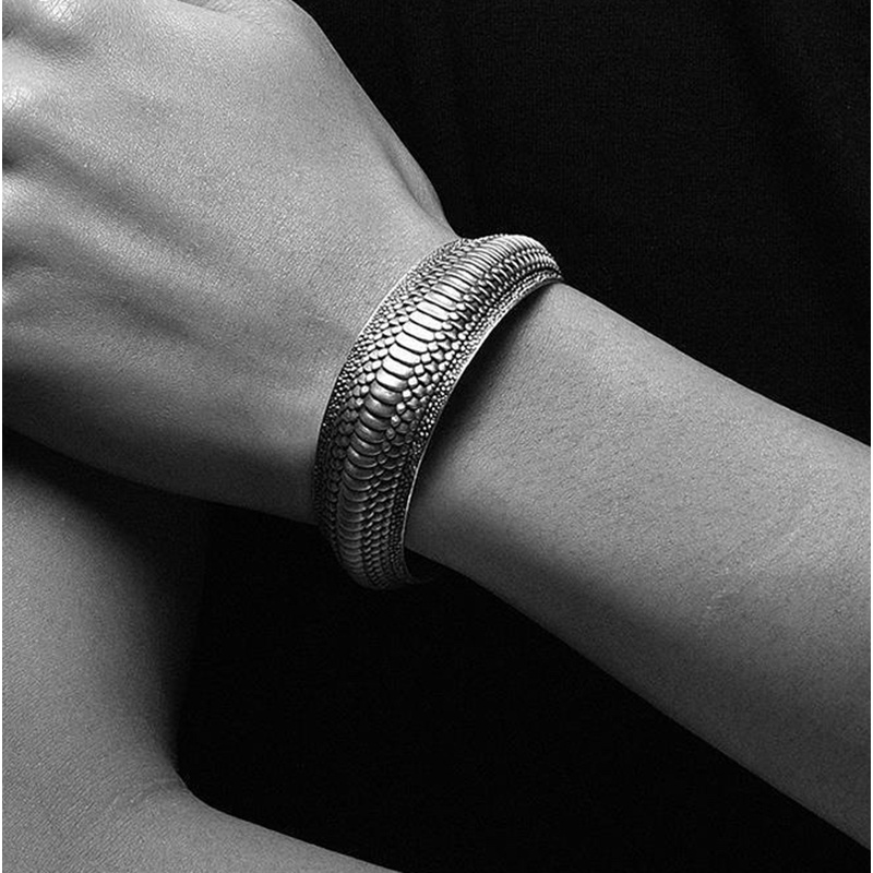 Perhiasan Gelang Cuff Bentuk C Pola Sisik Ular Warna Silver Gaya Retro Untuk Pria