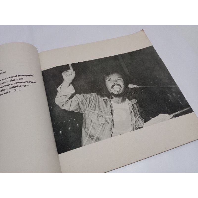 O Amuk Kapak karya Sutardji Colzoum Bachri (buku sajak langka)